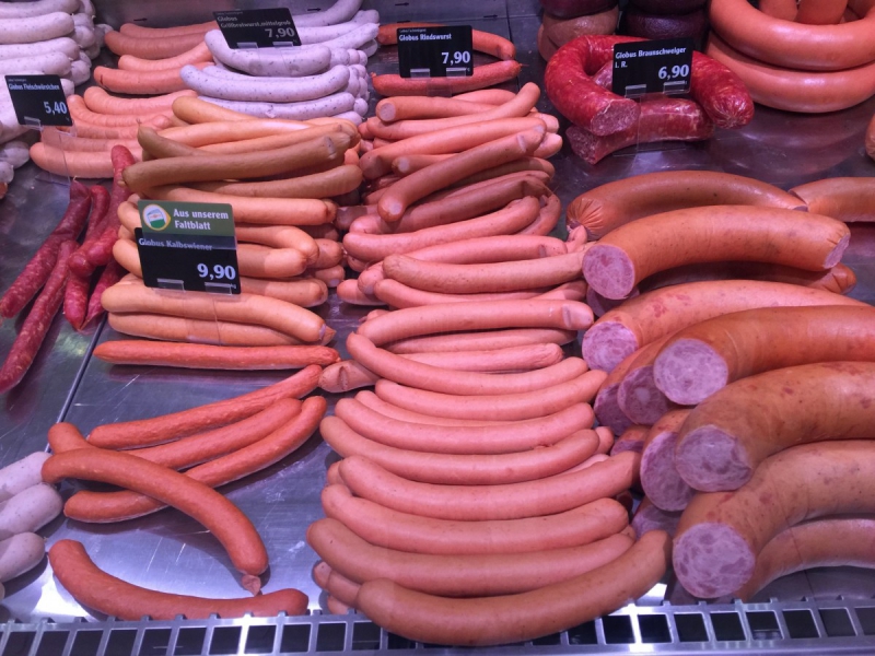 charcuterie-TOURTOUR-min_sausages_meat_butchery-1069321